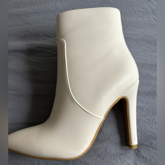 White faux leather boots size 7 - Picture 3 of 3